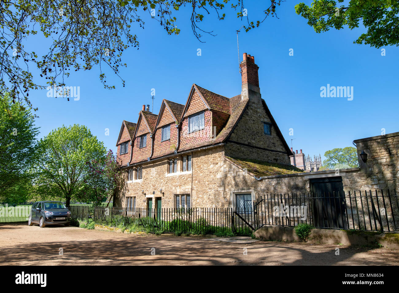 Prato cottages in terra di Merton College nel sole di primavera. Oxford, Oxfordshire, Inghilterra Foto Stock