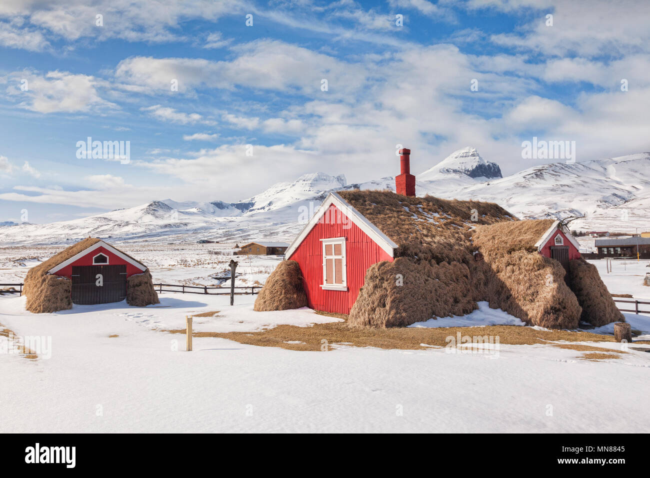 10 Aprile 2018: Nord Islanda - Turf House Lindarbakki nel villaggio di Bakkageroi, Borgarfjordur Estri, Nord Islanda. Un vecchio cottage costruito di tu Foto Stock