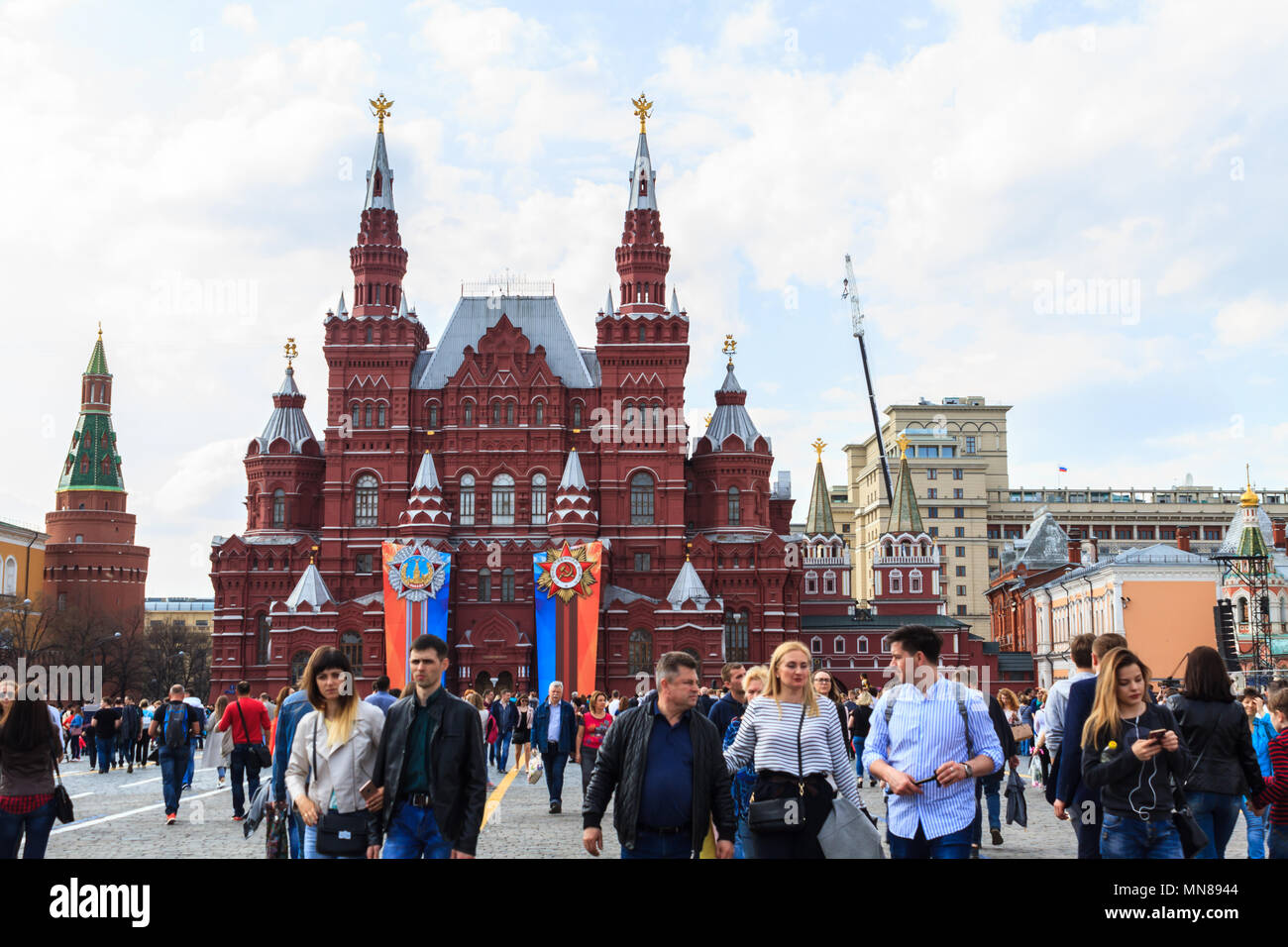 Mosca, Russo - 30 Aprile 2018: turisti visita del museo storico statale sulla Piazza Rossa di Mosca. Russo. Foto Stock