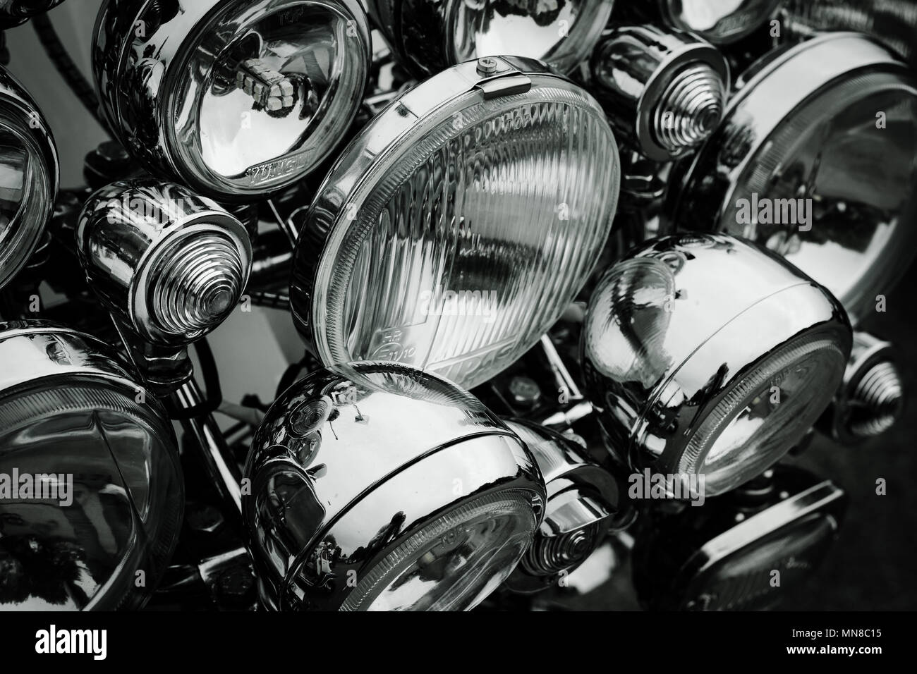 Gosport Scooter Rally 12 Maggio 2018 in Hampshire, Inghilterra sud-orientale. Luci di scooter in bianco e nero. Il "ace" sarebbe stato fiero! Foto Stock