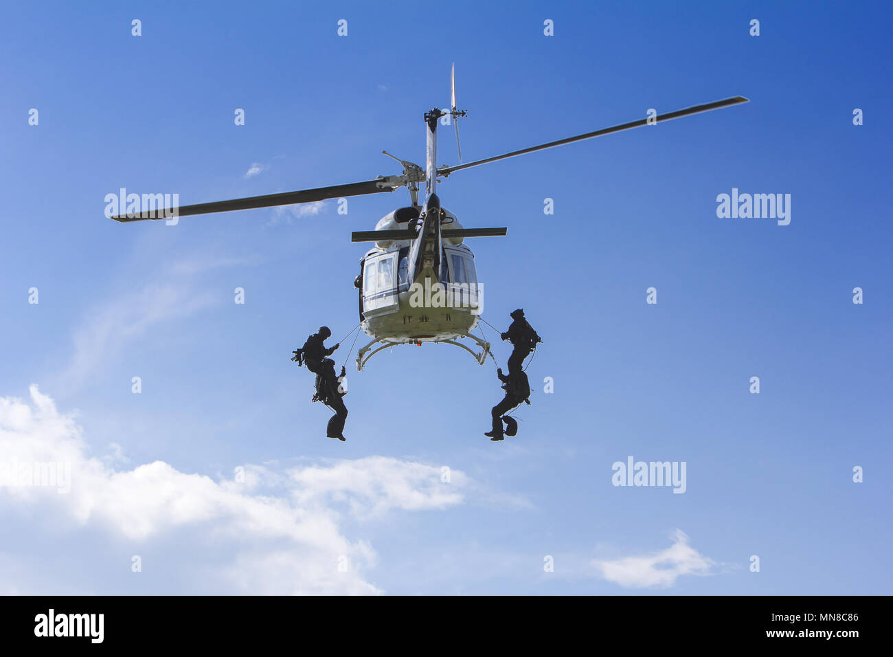 Delle forze speciali in elicottero con cielo blu su sfondo Foto Stock