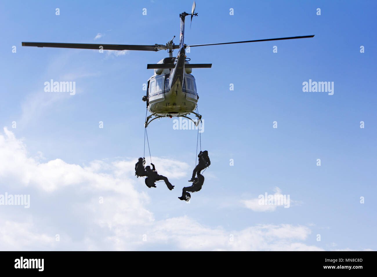 Delle forze speciali in elicottero con cielo blu su sfondo Foto Stock