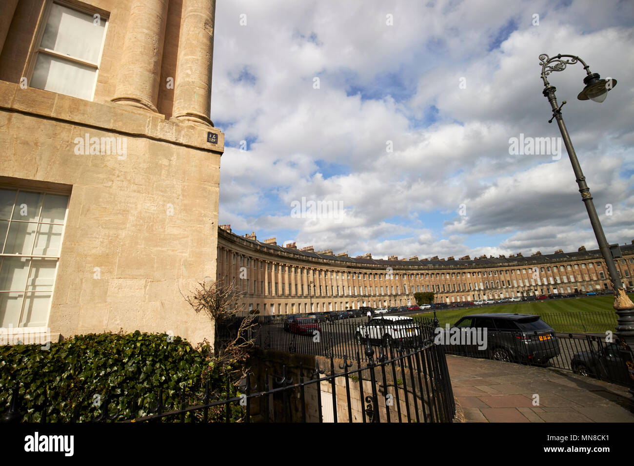 Vista del Royal Crescent strada residenziale case in stile georgiano bagno da fine house compresi recinzioni in ferro e ghisa lampione England Regno Unito Foto Stock