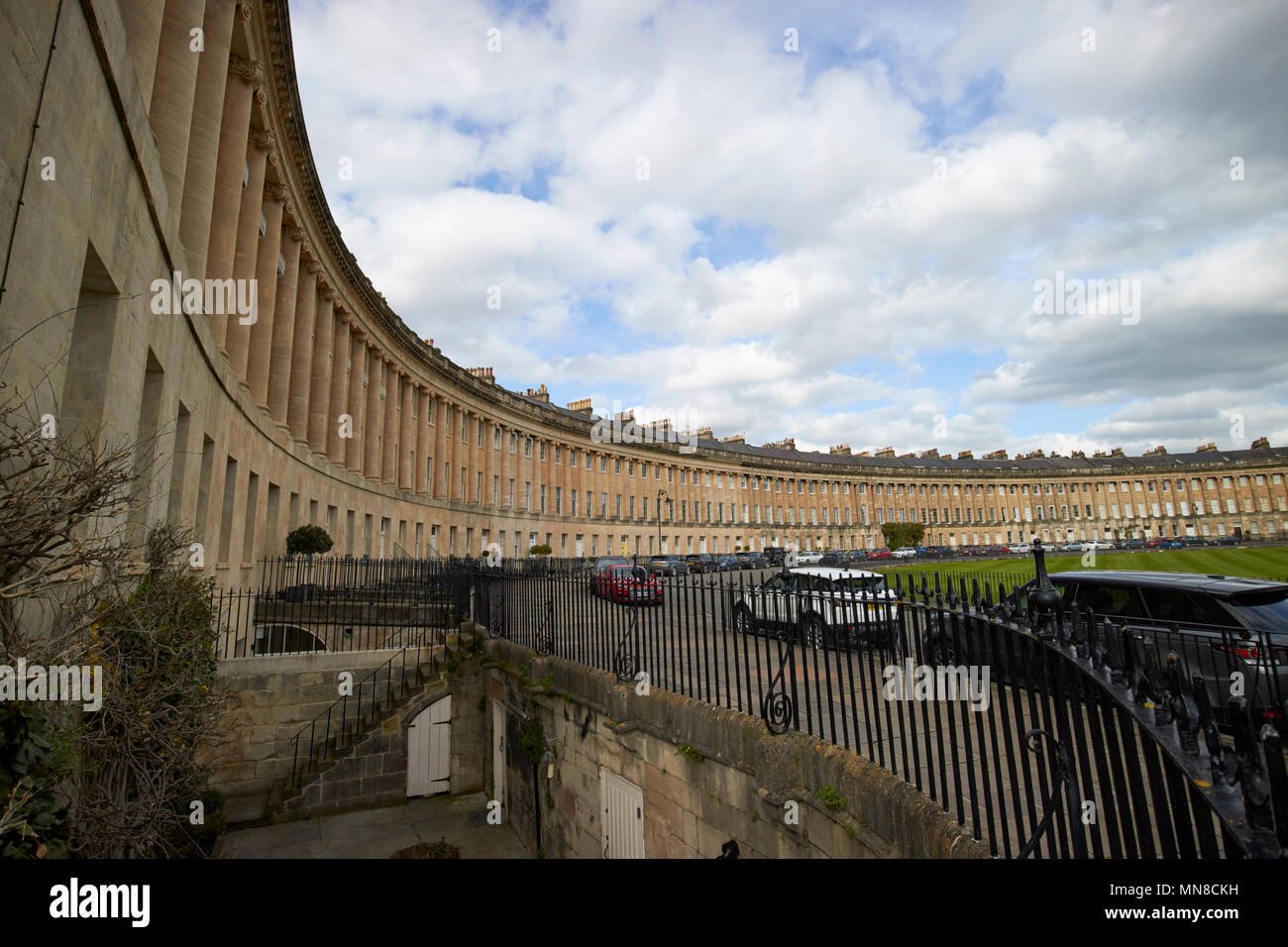Vista del Royal Crescent strada residenziale case in stile georgiano vasca da bagno che mostra le ringhiere e scalini per scendere in seminterrati England Regno Unito Foto Stock