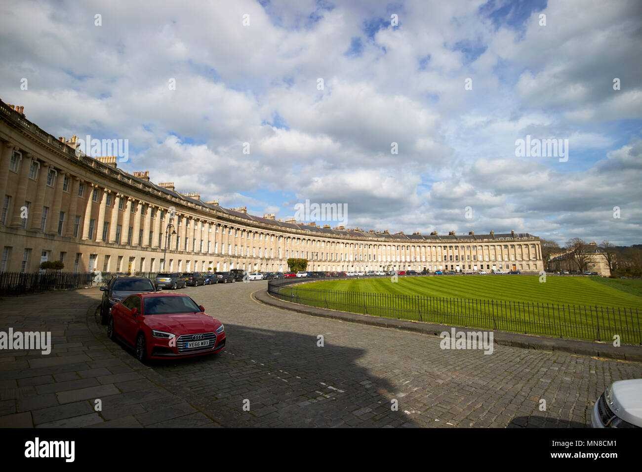 Vista del Royal Crescent strada residenziale case in stile georgiano bagno comprendente pennant stone road e prato superiore England Regno Unito Foto Stock