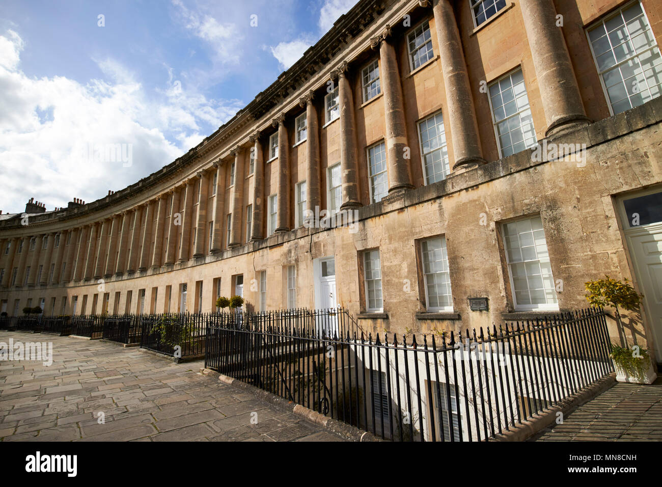 17, 18, 19 e 20 Royal Crescent strada residenziale case in stile georgiano Bath England Regno Unito 17 Royal Crescent è stata l'ex casa di sir Isaac Pitman developer Foto Stock