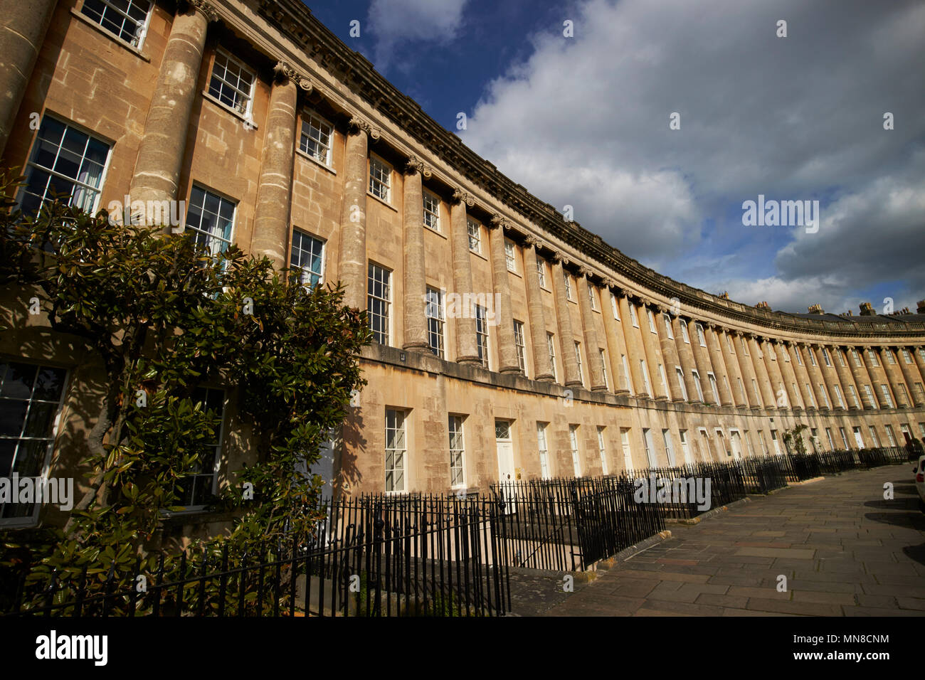 Vista dal centro lungo la Royal Crescent strada residenziale case in stile georgiano Bath England Regno Unito Foto Stock