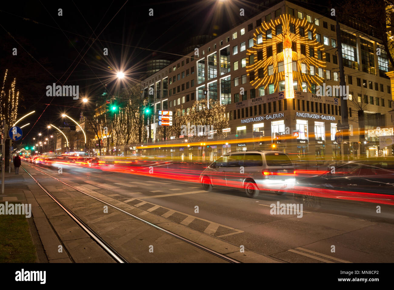 Il traffico notturno sul Kärntner Ring con auto sentieri di luce a Ringstraßen-Gallerie. Foto Stock