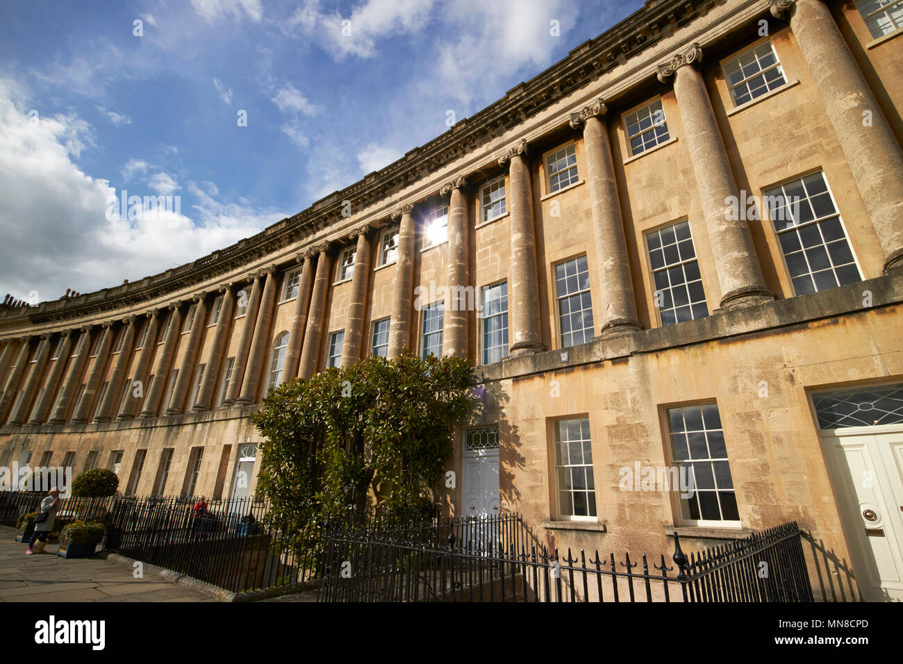 Vista dal centro lungo la Royal Crescent strada residenziale case in stile georgiano Bath England Regno Unito Foto Stock