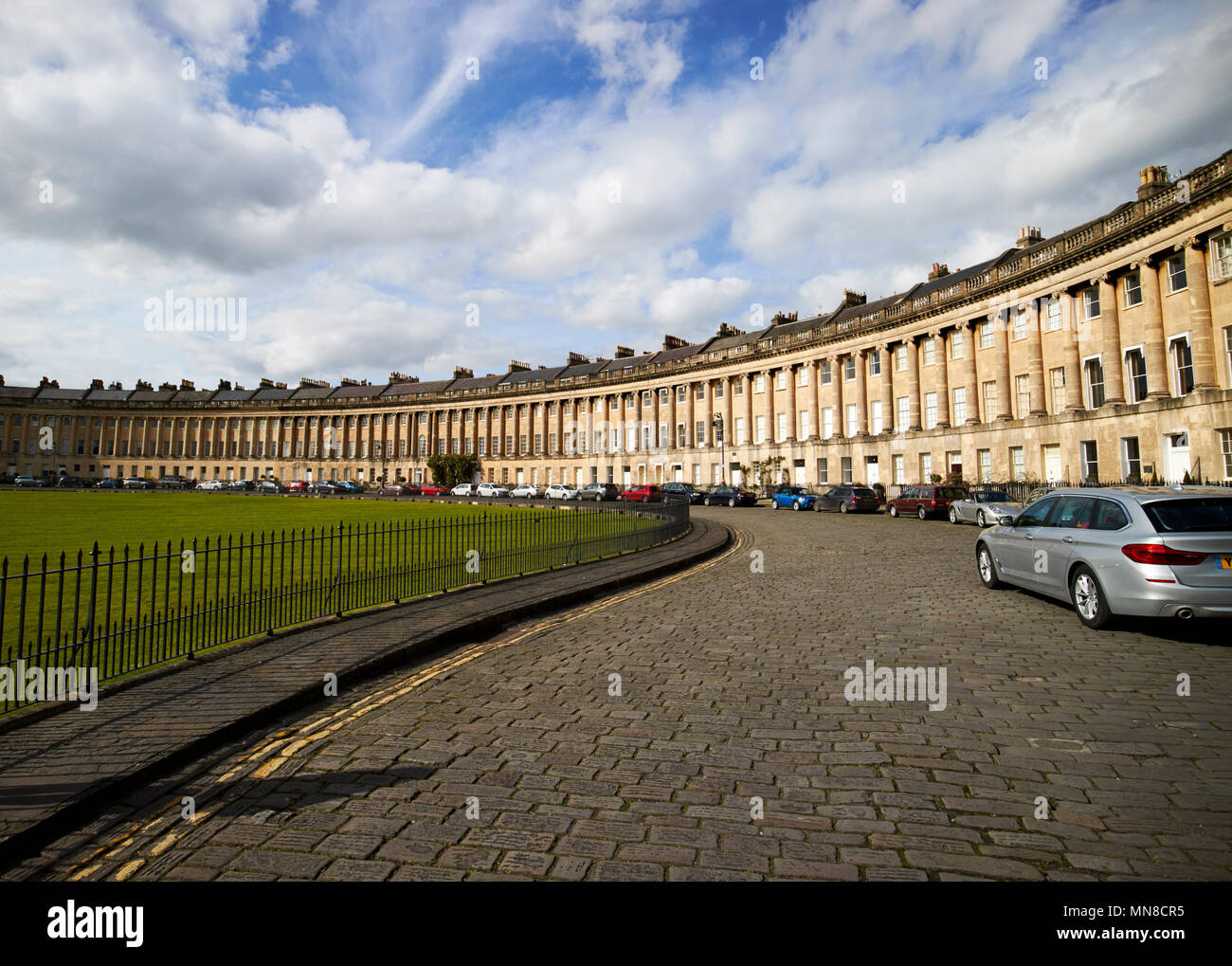 Guida auto lungo la Royal Crescent strada residenziale case in stile georgiano Bath England Regno Unito Foto Stock