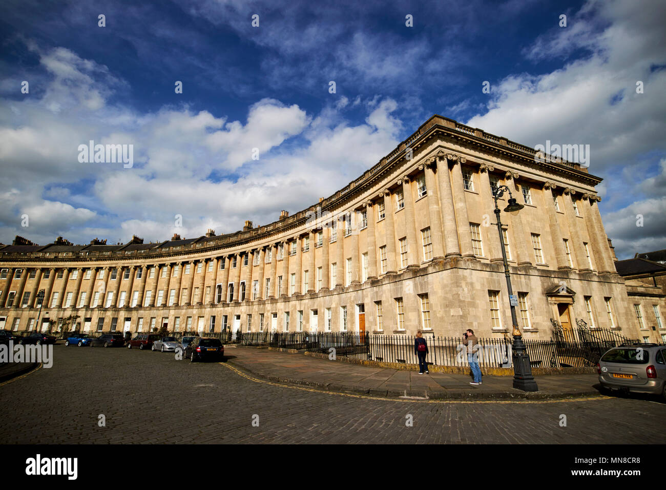 Vista dal numero 1 lungo la Royal Crescent strada residenziale case in stile georgiano Bath England Regno Unito Foto Stock