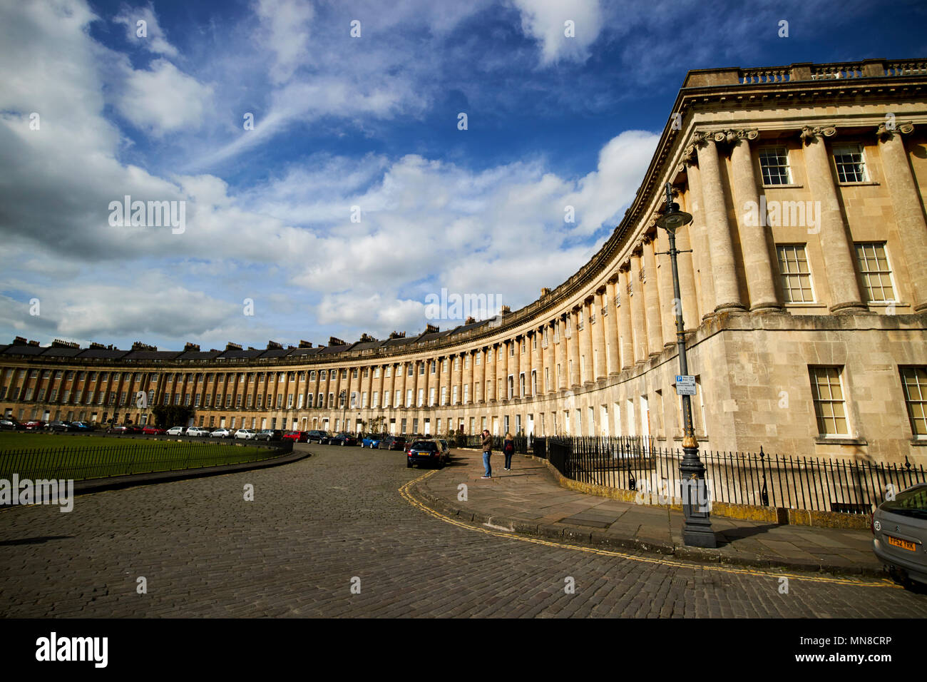 Vista dal numero 1 lungo la Royal Crescent strada residenziale case in stile georgiano Bath England Regno Unito Foto Stock