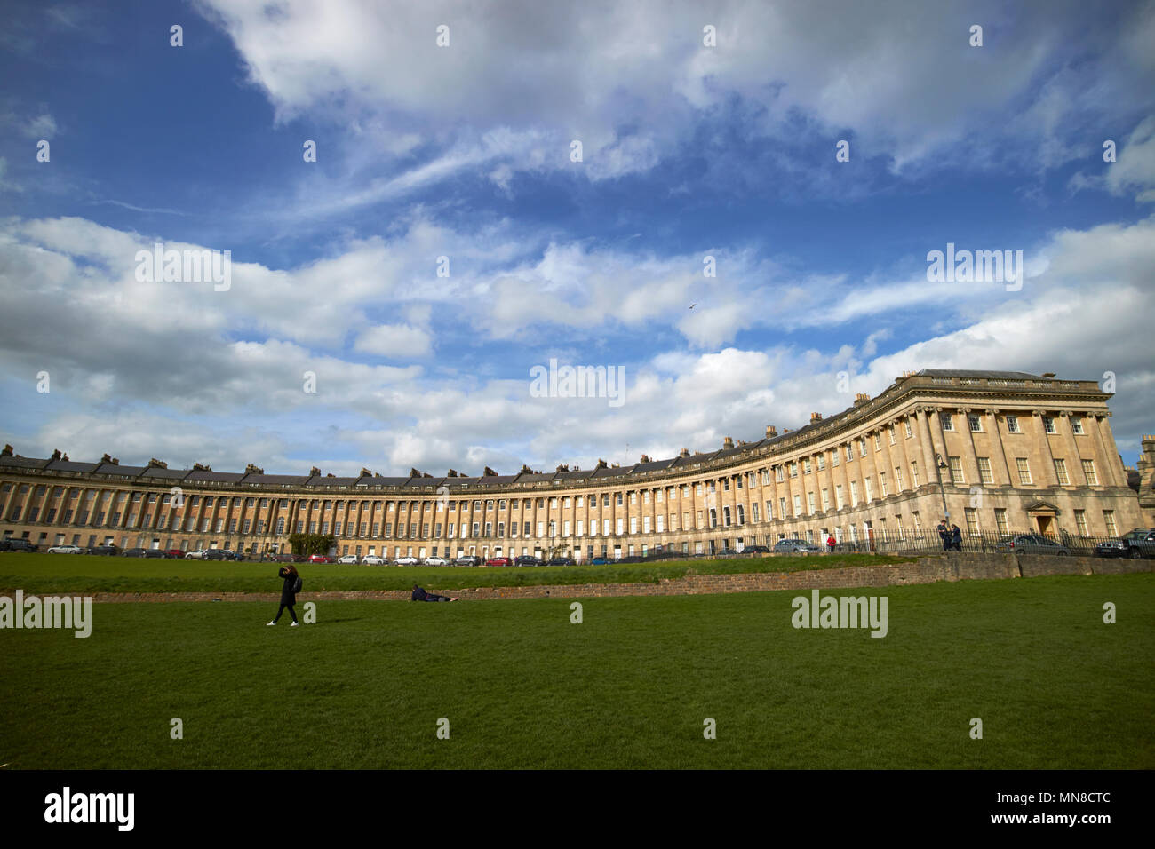 Royal Crescent strada residenziale case in stile georgiano che mostra ha-ha il fosso di sdoppiamento della parete superiore e inferiore del bagno di prati England Regno Unito Foto Stock