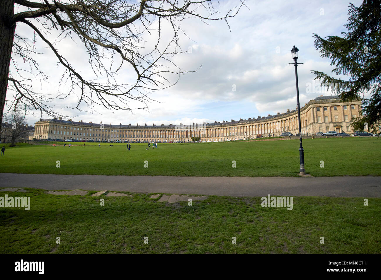 Vista di tutti di Royal Crescent strada residenziale case in stile georgiano Bath England Regno Unito Foto Stock
