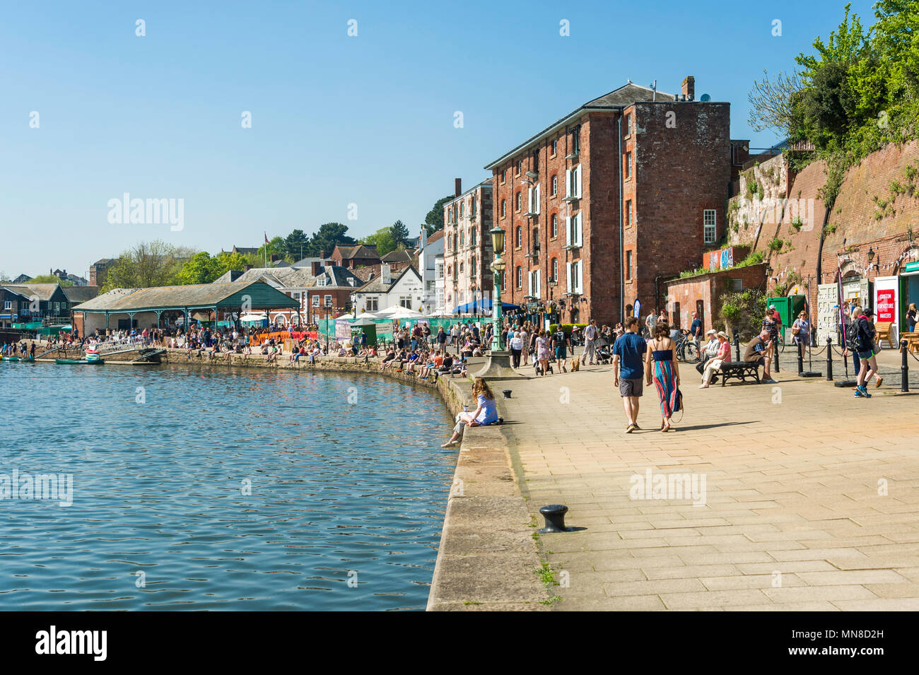 La gente del posto e i turisti passeggiata e shopping a Exeter Quay su una soleggiata domenica pomeriggio, Exeter, Regno Unito. Foto Stock