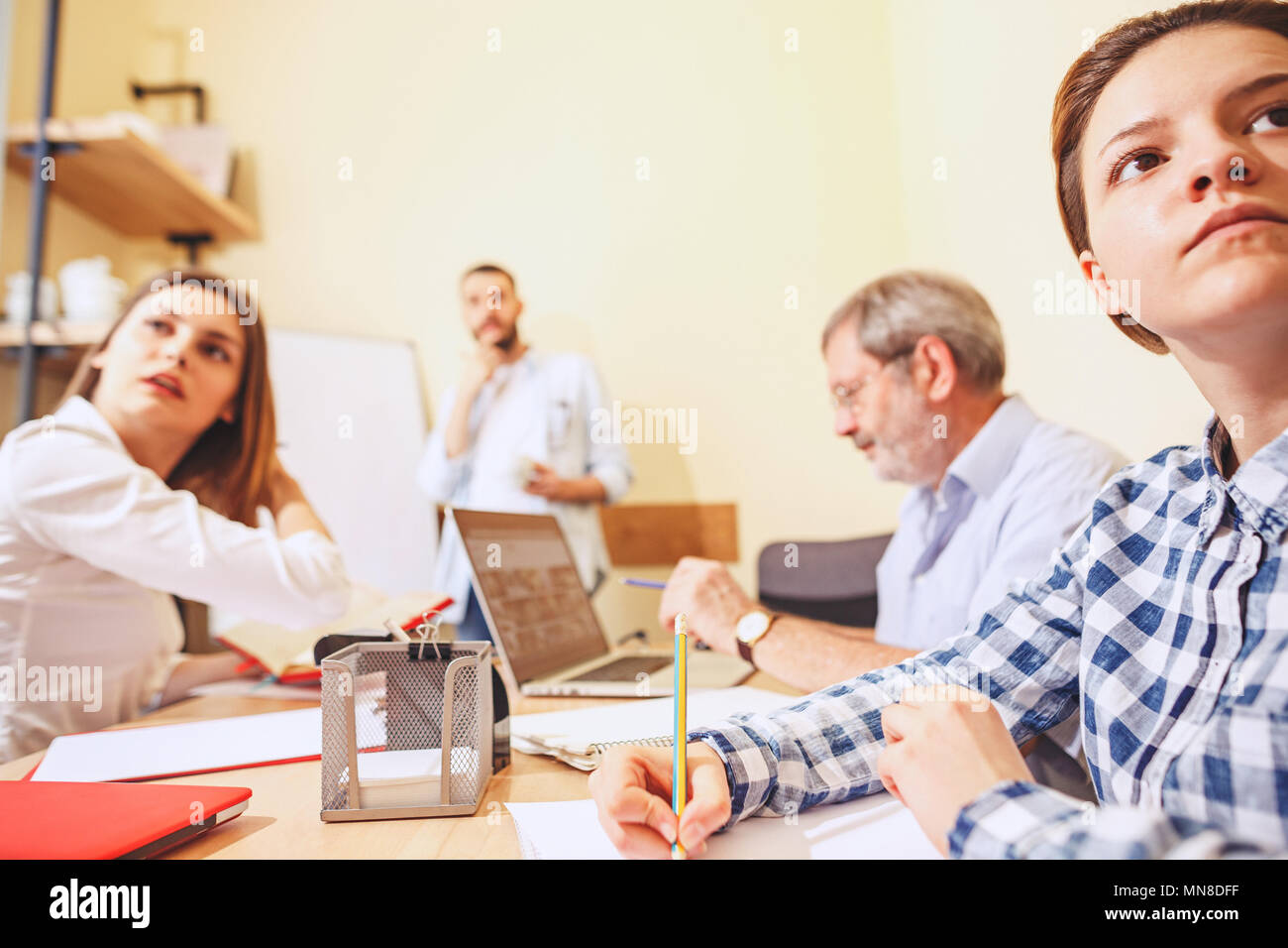 Lavoro di squadra. Foto businessmans giovani lavorando con il nuovo progetto in ufficio Foto Stock