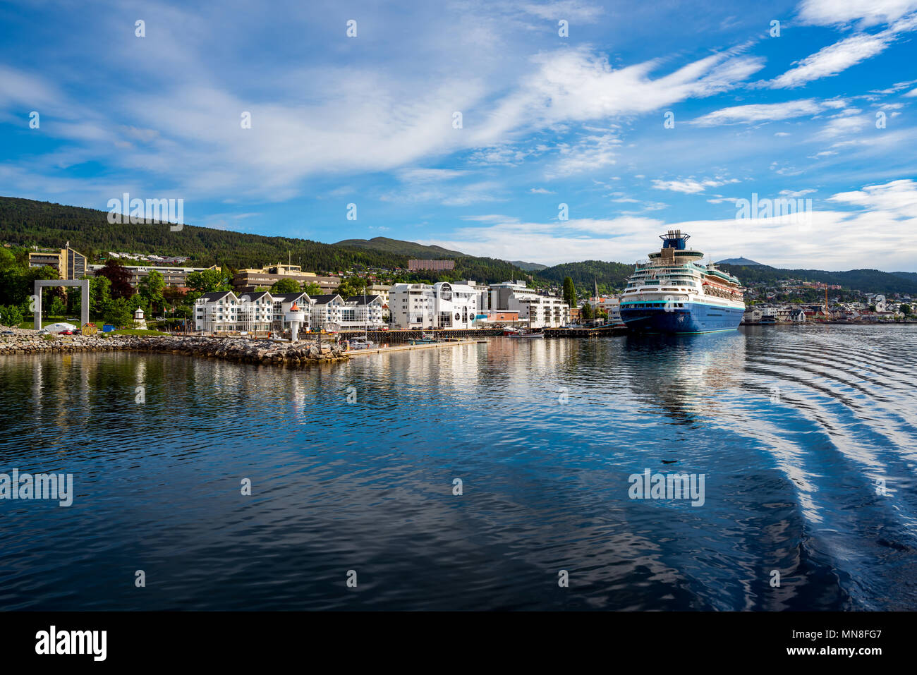 Molde in Romsdal, Norvegia. Molde ha un marittimo, il clima temperato, con cool-per-estati calde e relativamente miti inverni. La città è soprannominata la Città delle Rose. Foto Stock