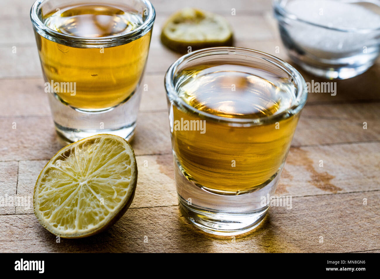 Mezcal Tequila riprese con calce e sale. Concetto di bevanda. Foto Stock