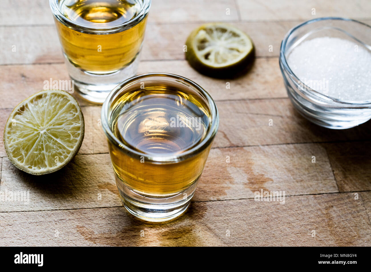Mezcal Tequila riprese con calce e sale. Concetto di bevanda. Foto Stock
