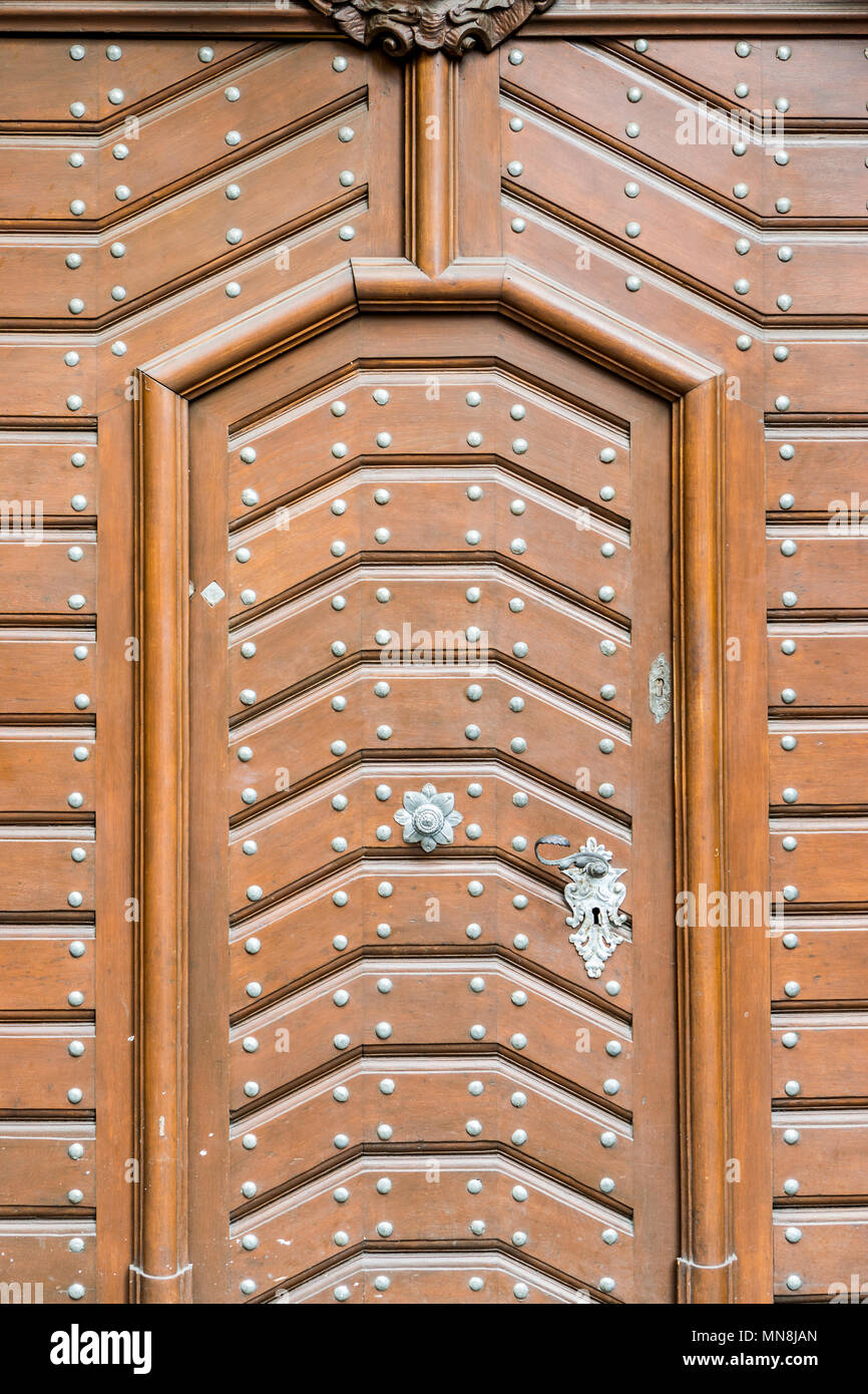 Vecchia decorata in legno Porte a Praga Foto Stock