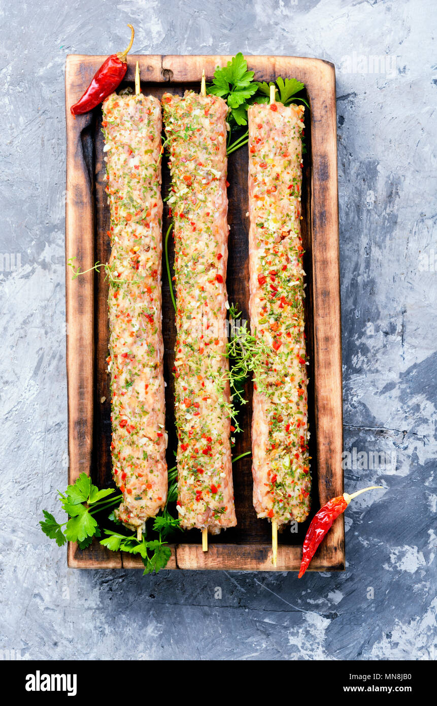 Caucasica piatto popolare, kebab dal giovane agnello carni e spezie.laici piatta Foto Stock