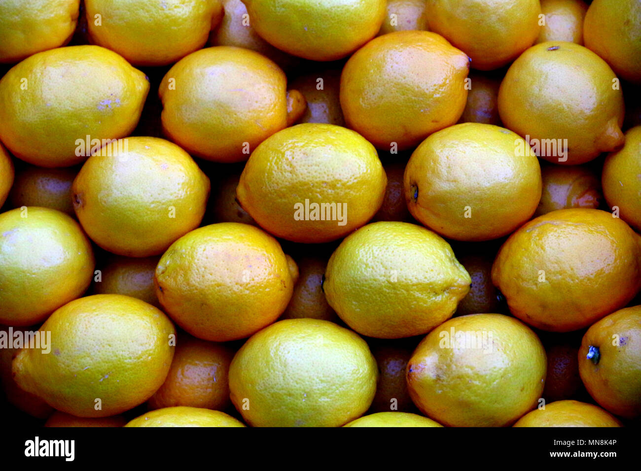 Gruppo di fresco limone greca da marketplace. Una sana e ricca di vitamina C. Foto Stock