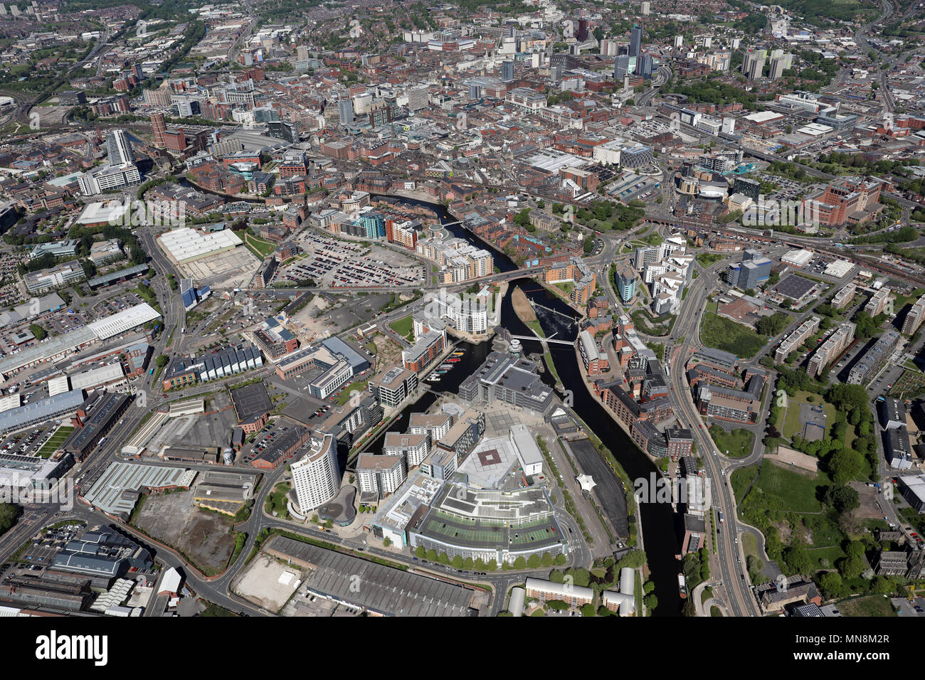 Vista aerea di Leeds Dock con Leeds City Centre skyline in background, REGNO UNITO Foto Stock