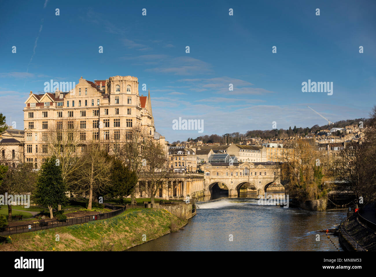 La città di Bath raffiguranti Empire Hotel, Pultney Bridge e il fiume Avon, Somerset, Regno Unito Foto Stock