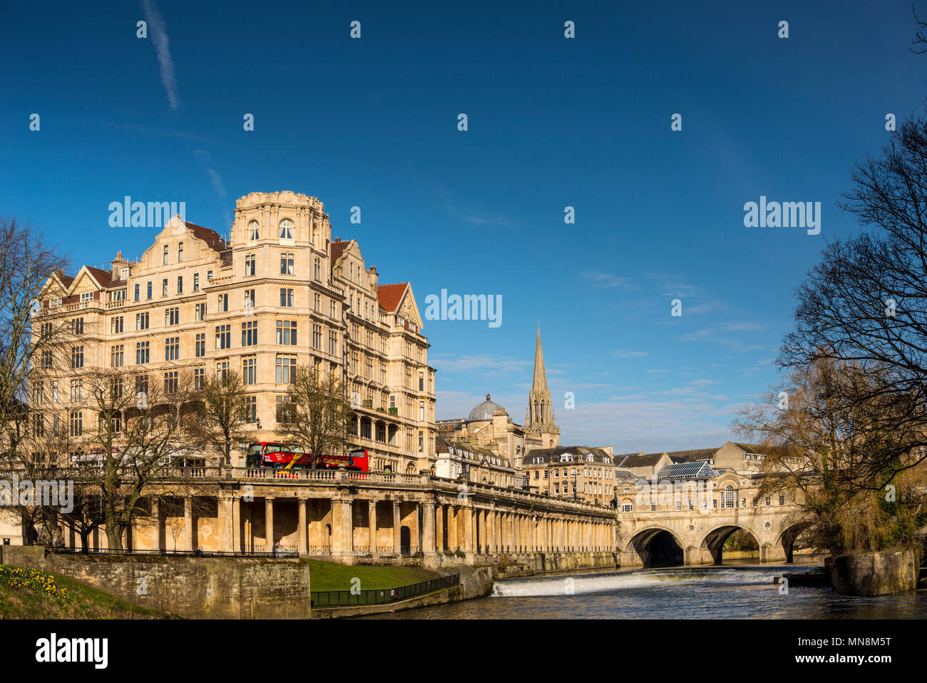 La città di Bath raffiguranti Empire Hotel, Pultney Bridge e il fiume Avon, Somerset, Regno Unito Foto Stock