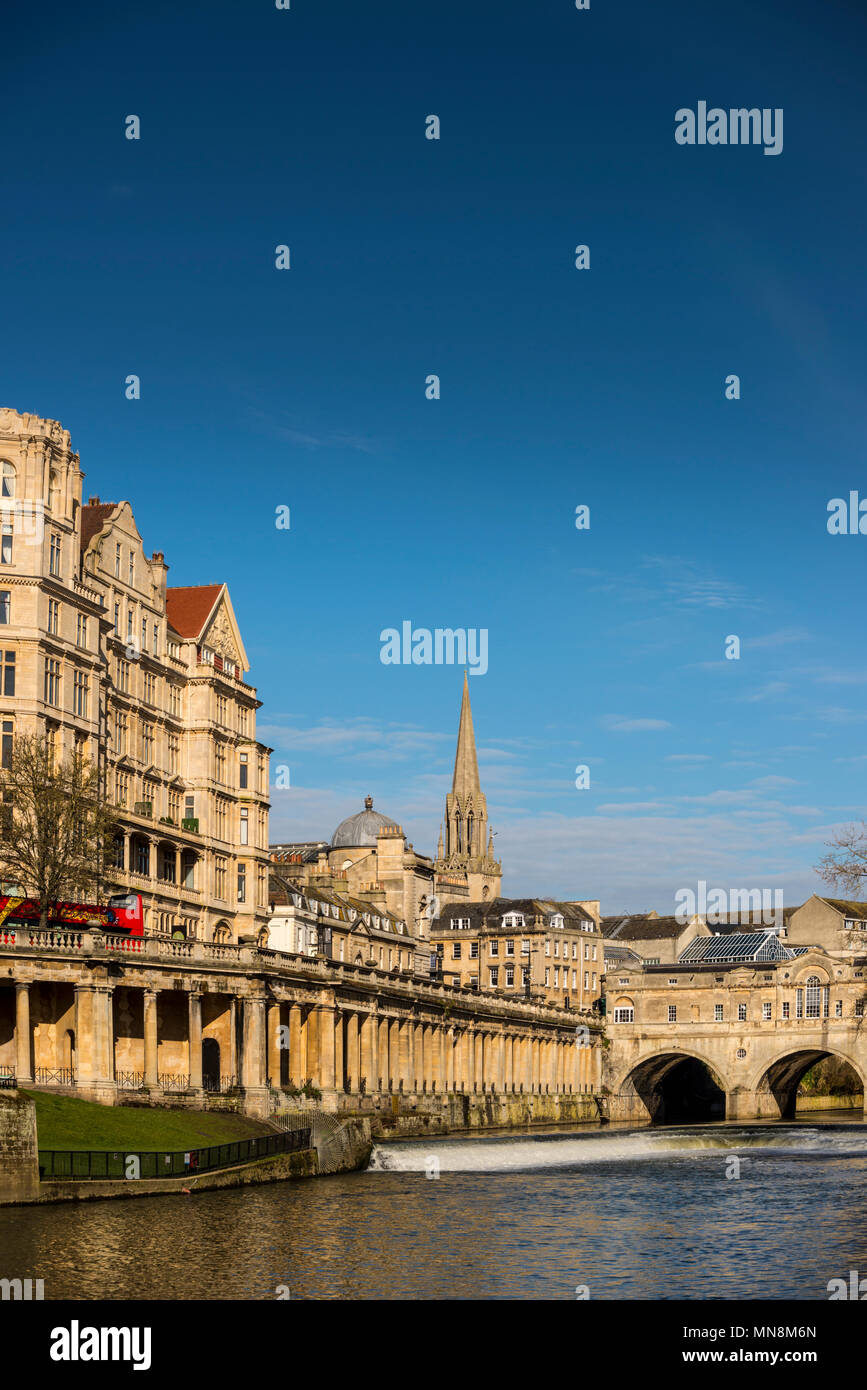 La città di Bath raffiguranti Empire Hotel, Pultney Bridge e il fiume Avon, Somerset, Regno Unito Foto Stock