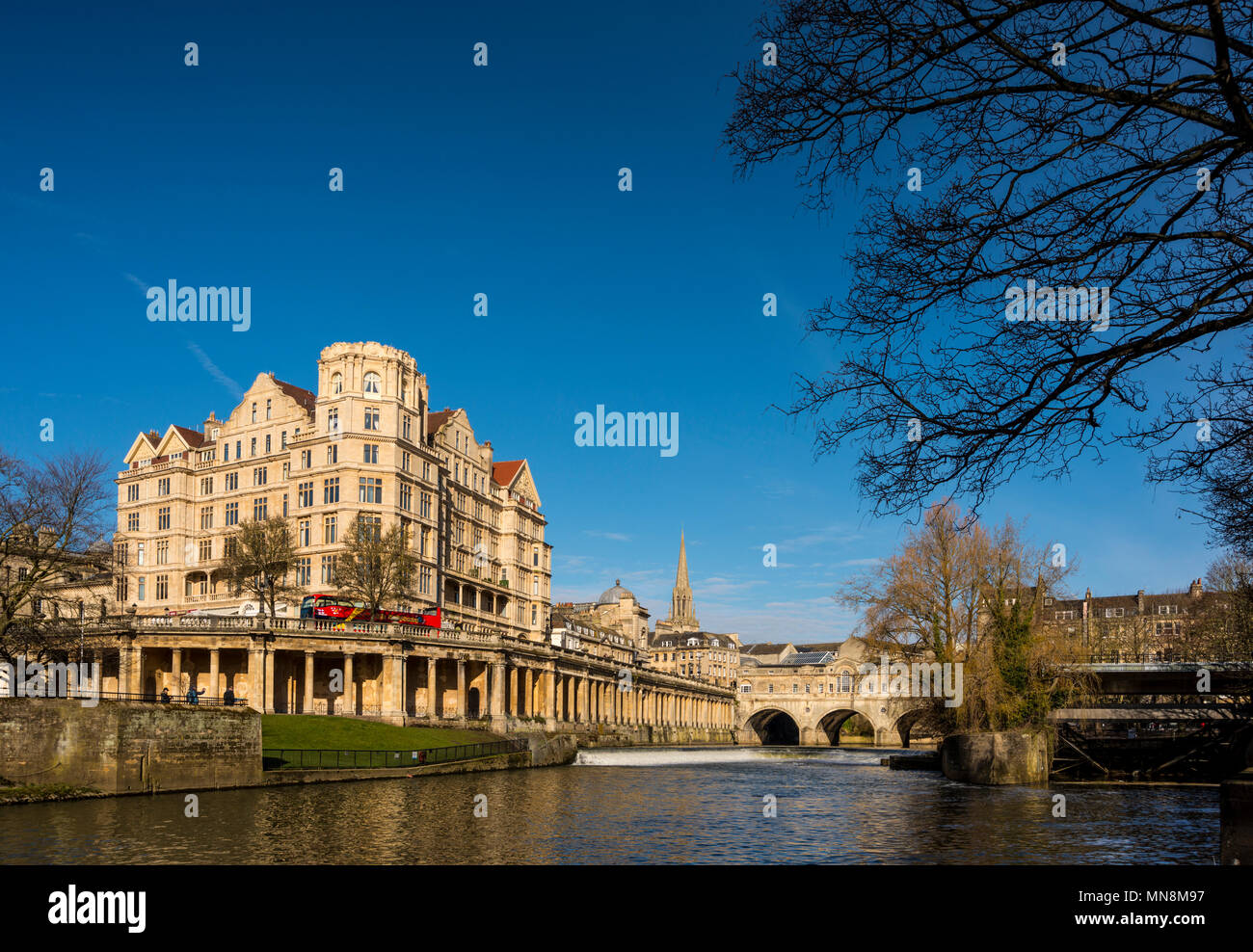La città di Bath raffiguranti Empire Hotel, Pultney Bridge e il fiume Avon, Somerset, Regno Unito Foto Stock