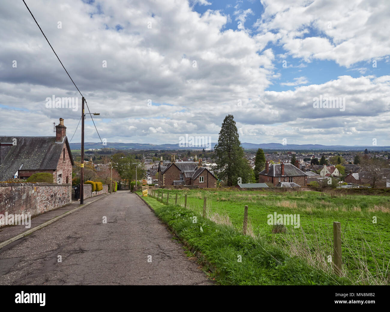 Guardando verso le colline Sidlaw da Hill Street a Blairgowrie, con la città in primo piano con grandi case di campagna. Perthshire Scozia Scotland Foto Stock