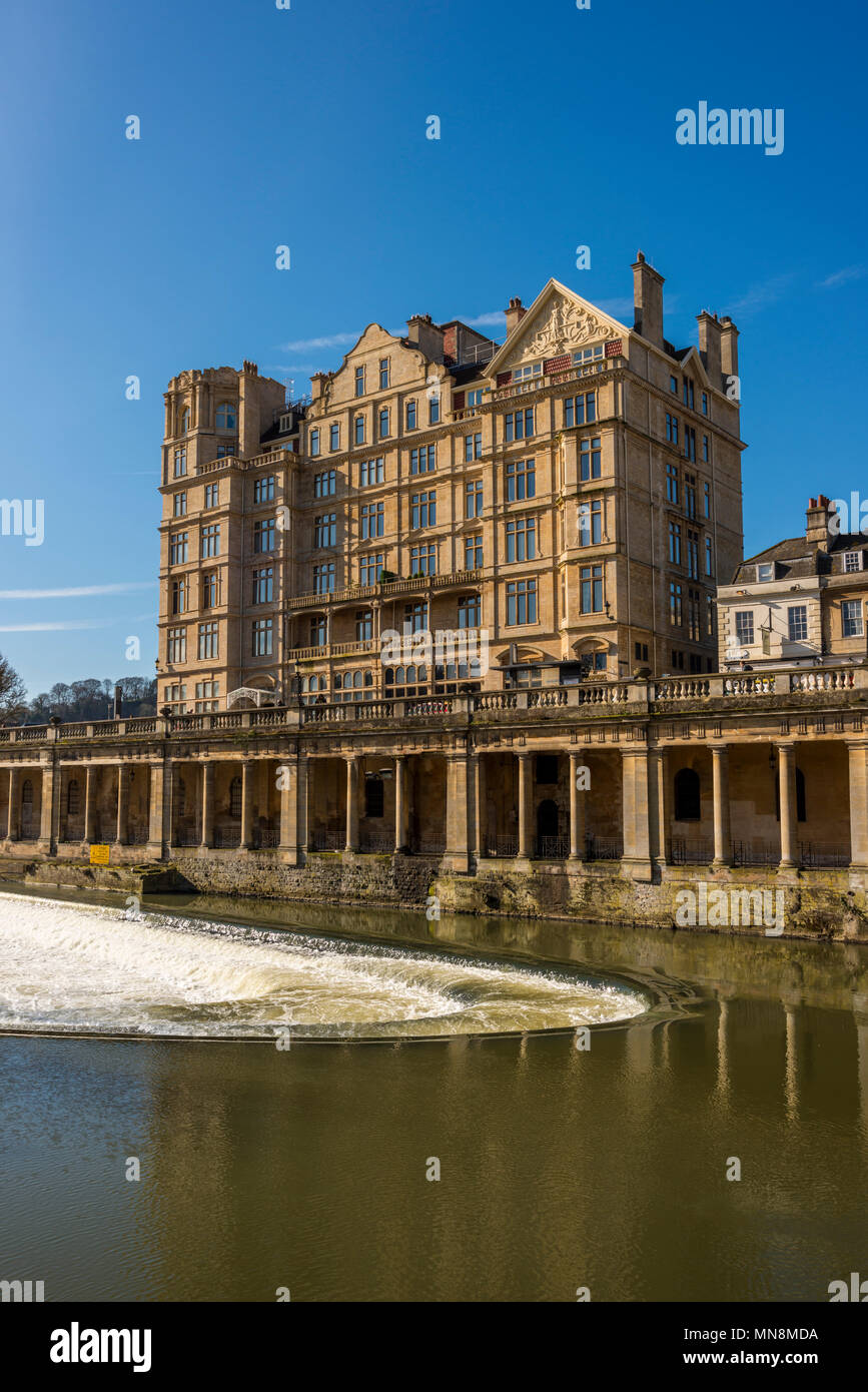 Empire Hotel e il fiume Avon, bagno, Somerset, Regno Unito Foto Stock
