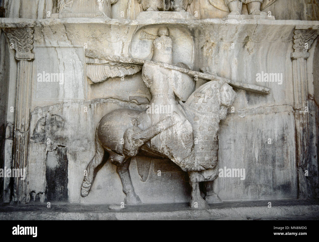 Taq-e Bostan. Grande Arco del giardino. Rilievi di roccia. Persia Sasanide di Persia (Iran). Iv secolo. Dettaglio di una figura di un uomo a cavallo su un cavallo forte. Essi ritengono che la figura mostra Khosrow Parviz oltre il suo cavallo chiamato Shabdiz. Egli è stato l'ultimo grande re dell'Impero sasaniane, re Khosrow II (regnò 590-628). Repubblica islamica di Iran. Foto Stock