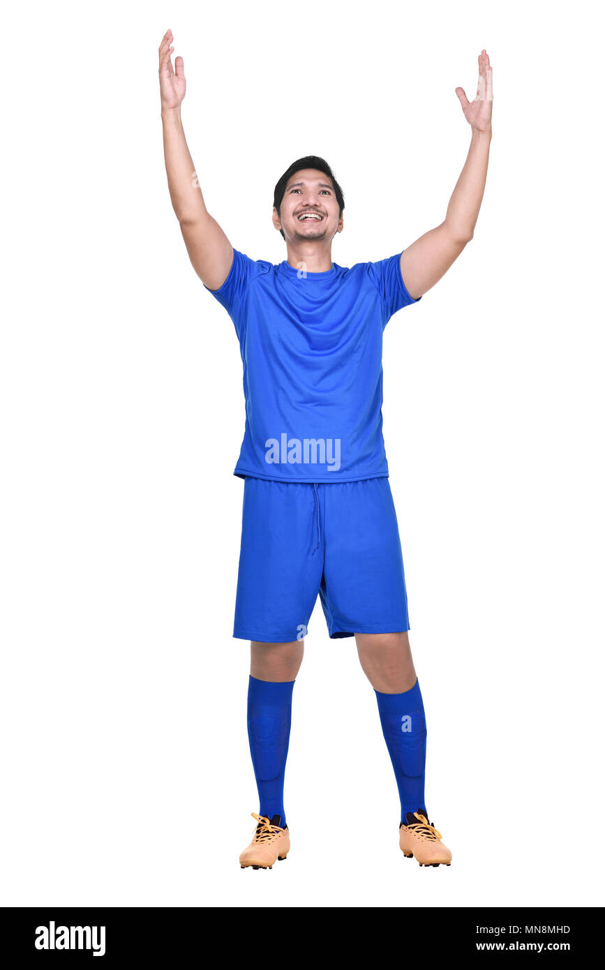 Felice asian giocatore di football in posa celebrano isolate su sfondo bianco Foto Stock