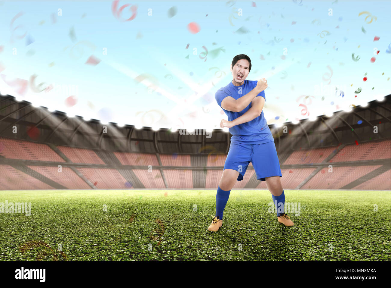Giovani asiatici giocatore di football celebra il campione a Stadium Foto Stock