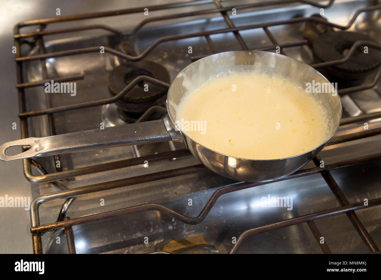 Salsa Olandese viene preparato in una casseruola a Venlo, Paesi Bassi. La salsa è spesso servito con asparagi durante la primavera stagione di asparagi. Foto Stock