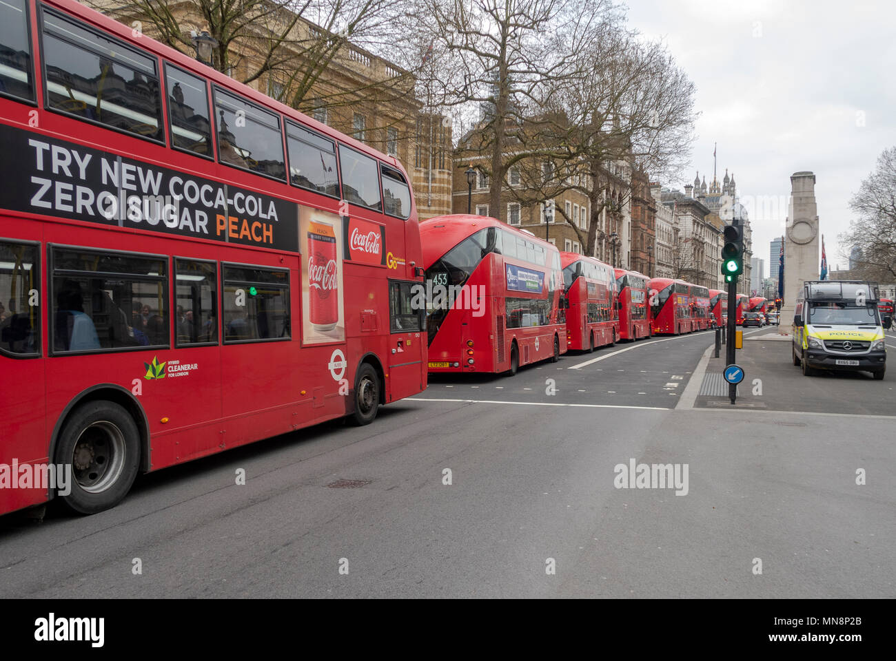 Gli autobus di Londra in coda su Whitehall Foto Stock