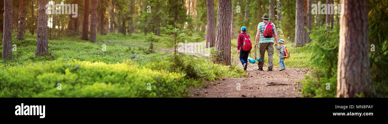 Il padre e i ragazzi di andare in campeggio con la tenda in natura Foto Stock