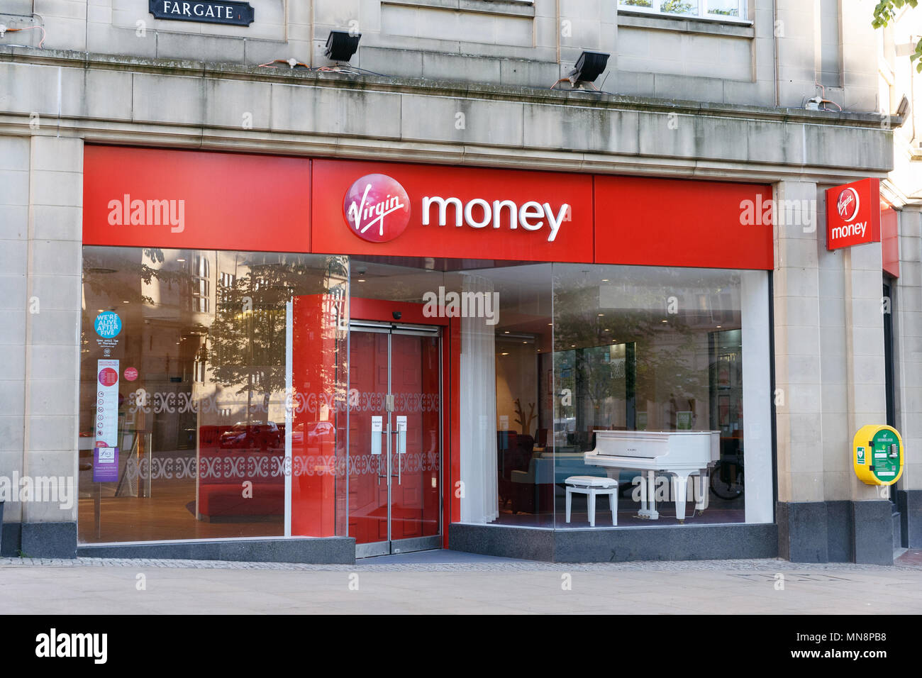 Un high street ramo della Vergine denaro nel Regno Unito / Vergine denaro shop, Vergine denaro storefront, Vergine logo di denaro. Foto Stock