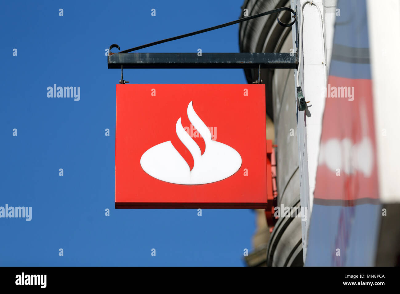 Un high street succursale della banca di Santander, di proprietà di Santander Group nel Regno Unito / logo di Santander, Santander segno. Foto Stock