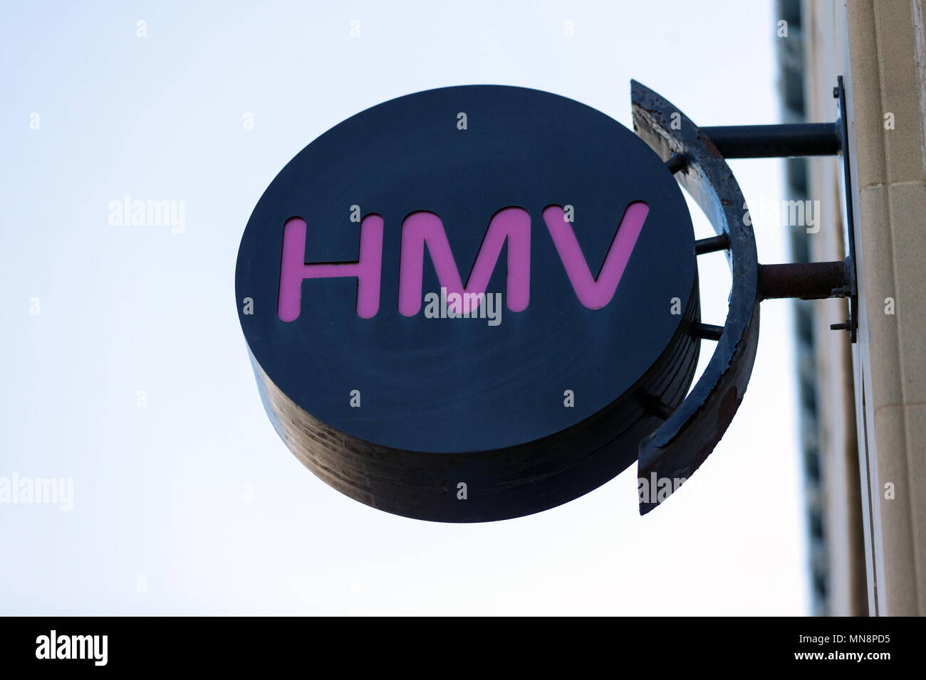 Il segno di un ramo di HMV nel Regno Unito nel 2018, dotato di un nuovo logo sulla base di un vinile / HMV logo, HMV high street. Foto Stock