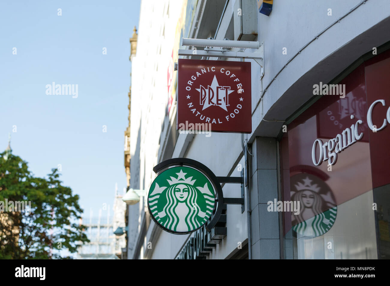 Rami adiacenti di Starbucks e Pret a Manger del Regno Unito. Foto Stock
