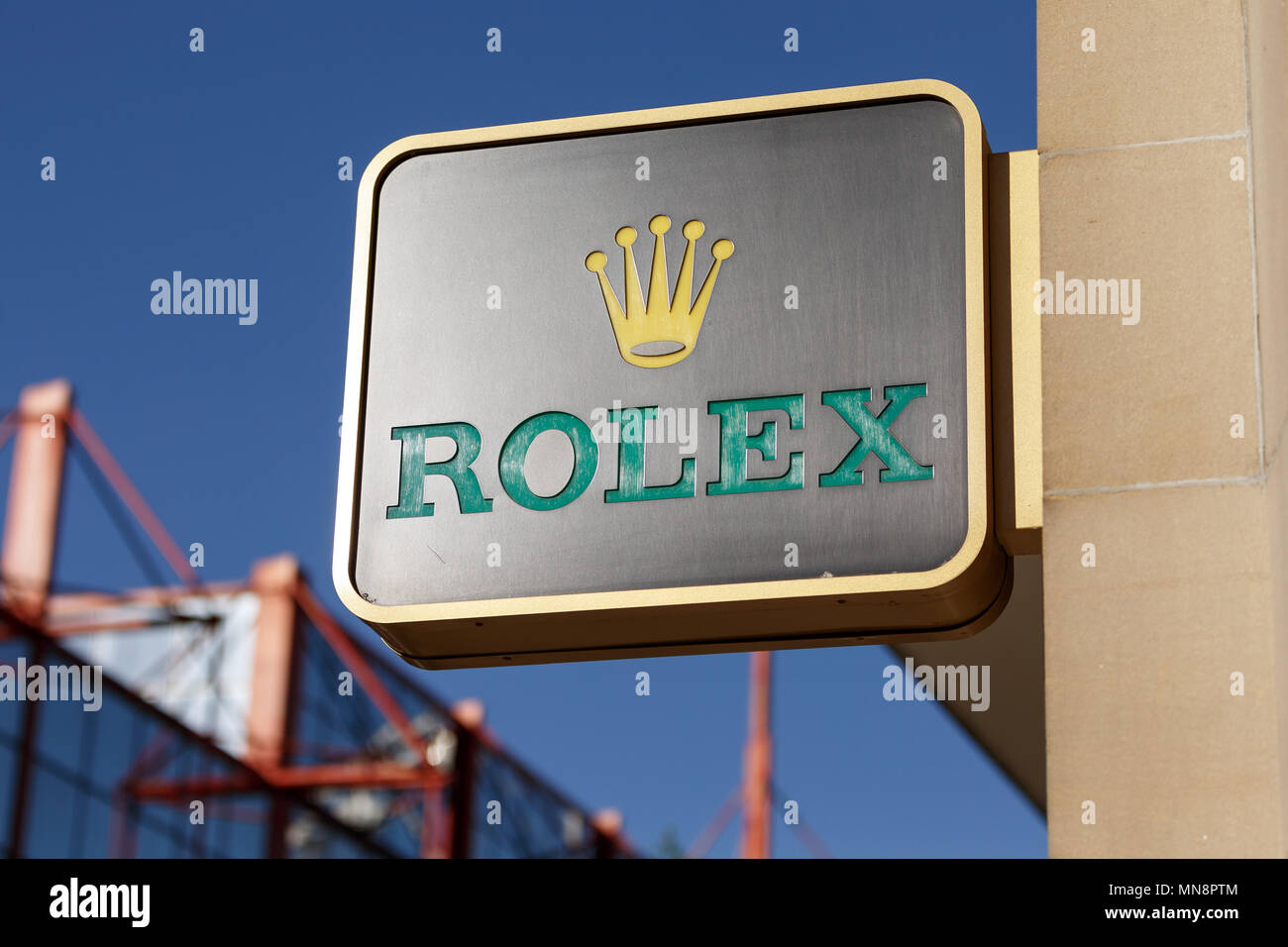 La Svizzera orologiaio di lusso Rolex, rappresentata sulla high street nel Regno Unito / logo Rolex Rolex, segno. Foto Stock