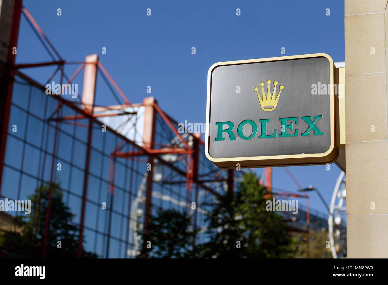 La Svizzera orologiaio di lusso Rolex, rappresentata sulla high street nel Regno Unito / logo Rolex Rolex, segno. Foto Stock