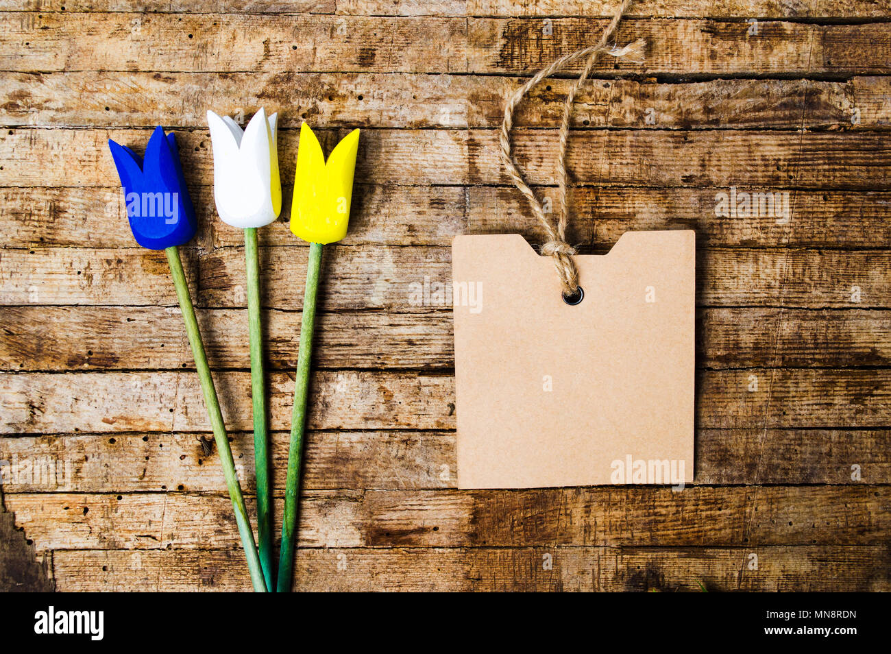 I tulipani in legno su un tavolo con spazio copia vista superiore Foto Stock