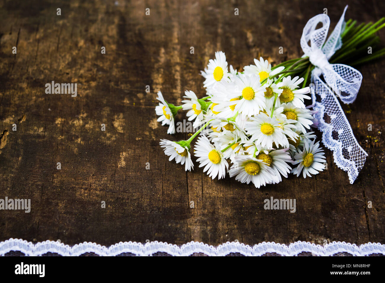 Daisy bouquet di fiori su un tavolo di legno con lo spazio di copia Foto Stock