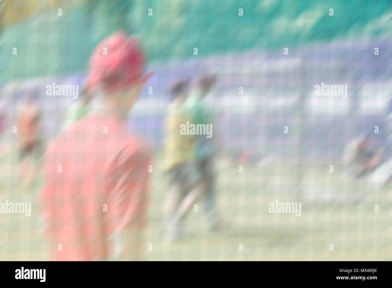 Stadio di calcio, la formazione sul campo sportivo. Scuola Calcio. Gli sportivi, i giocatori di calcio sulla formazione sportiva. Outdoor Football Stadium. Immagine sfocata per Foto Stock