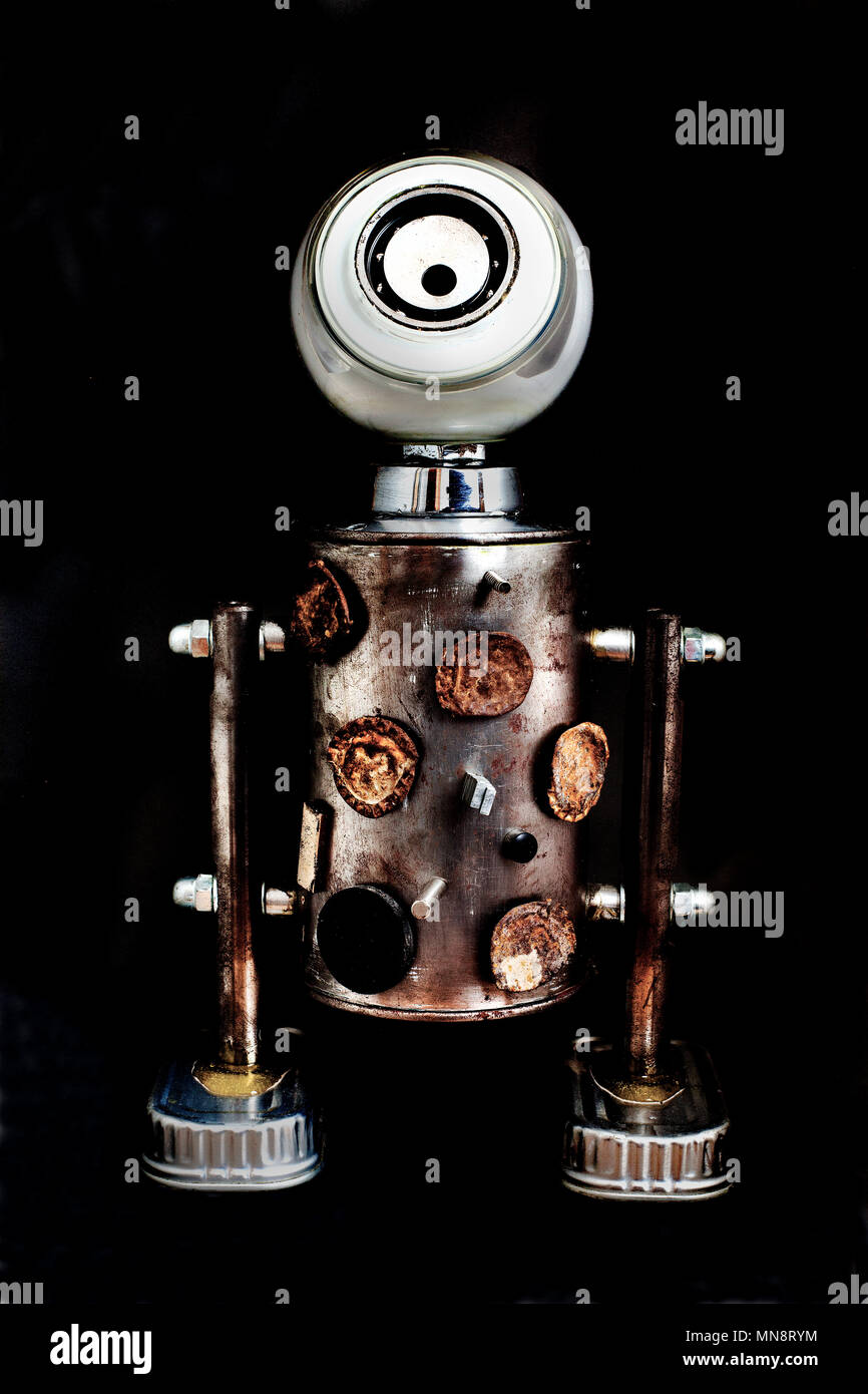 Robot giocattolo realizzato da materiali riciclati. Foto Stock