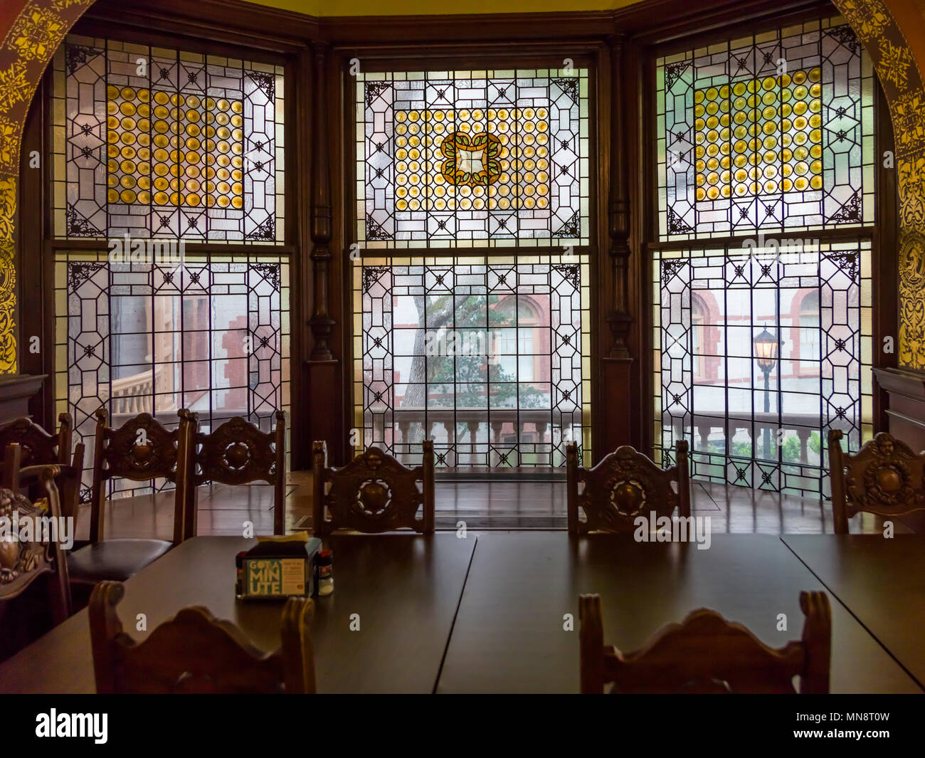 Le finestre di vetro macchiate in sala da pranzo di Flagler College nella storica St Augustine Florida l'ex Hotel Ponce de Leon è elencato come un Histor nazionale Foto Stock